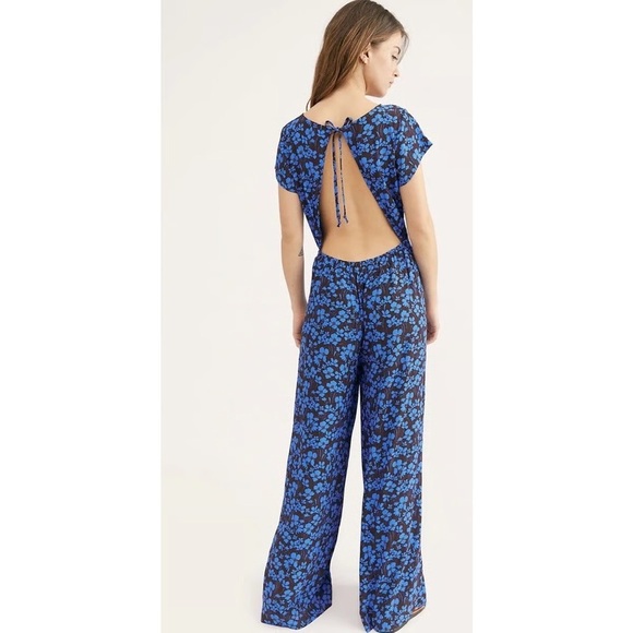 🔆 Free People Blue and Black Floral Jumpsuit with Wide-Leg Design - Picture 2 of 2